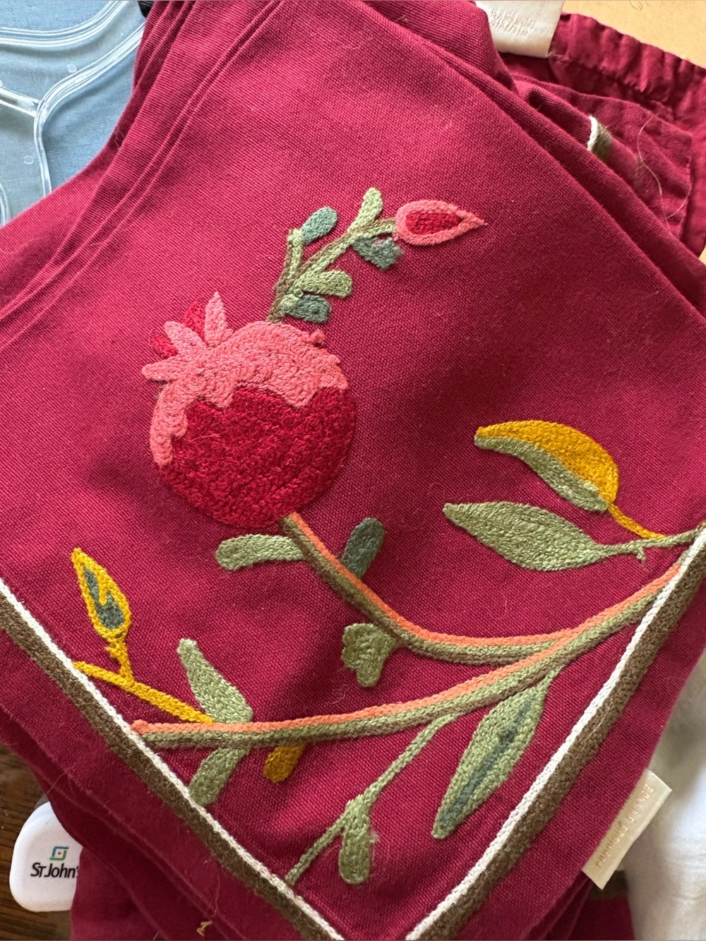 William Sonoma Pomegranate Crewel 8 Cotton Napkins & Runner Embroidered Fruit